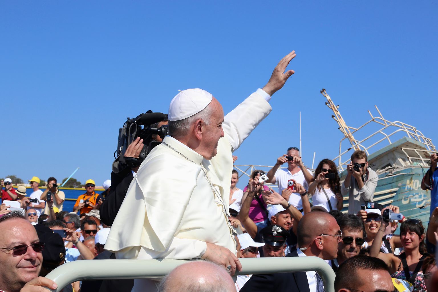 Es ist sein erster Auftritt als Papst außerhalb Roms. Franziskus besucht die Insel Lampedusa.