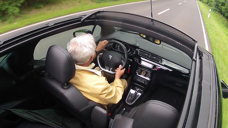 Freie Sicht: Das Faltverdeck kann bis zu einem Tempo von 120 km/h geöffnet und geschlossen werden.