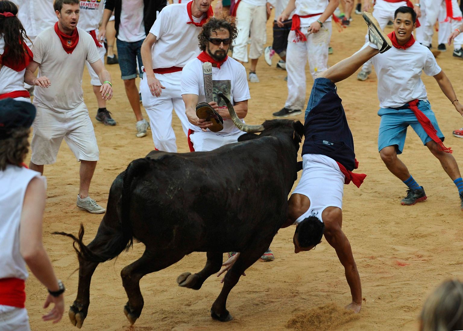 Der Stierkampf sorgt nicht nur in Spanien immer wieder für Schlagzeilen. Weltberühmt ist die Stierhatz in Pamplona, wo sich gerade wieder Hunderte todesmutige Männer von Stieren durch die engen Gassen der Stadt hetzen lassen. 