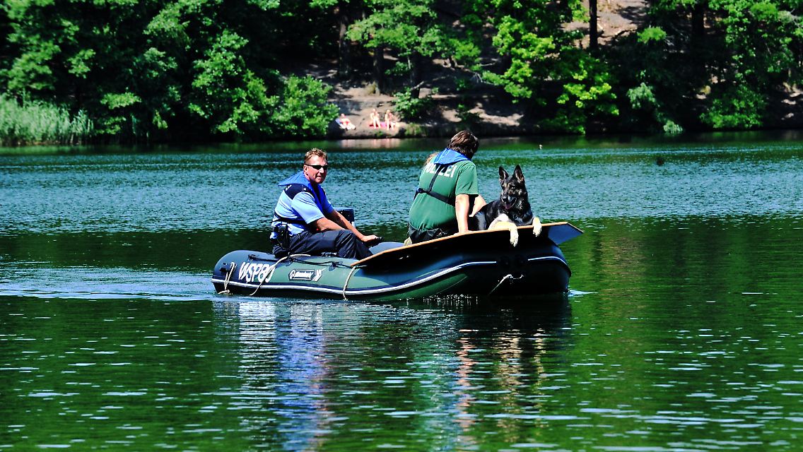 Die Polizei sucht im Schlachtensee in Berlin nach einem Vermissten.