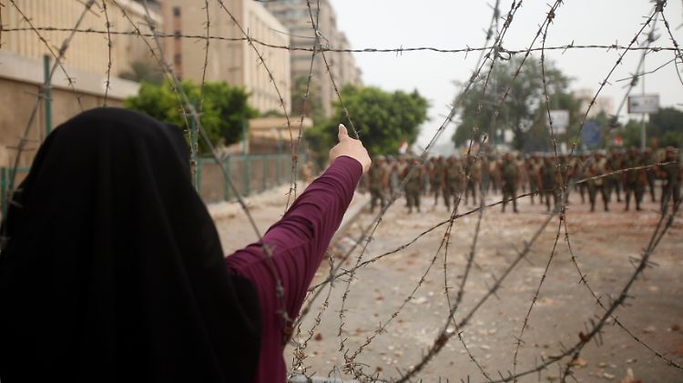 Die Islamisten wollen dem Militär die Straße weiterhin nicht überlassen.