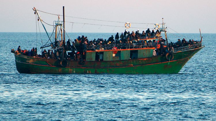 Tausende Flüchtlinge erreichen jährlich auf überfüllten Booten wie diesem die europäische Küste.