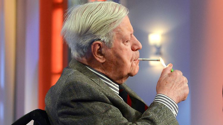 Wo Helmut Schmidt hinkommt, wird geraucht.