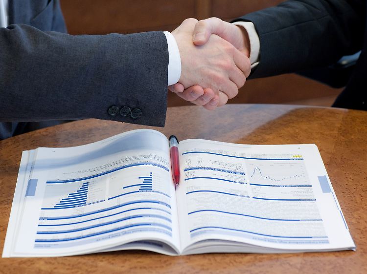 Vor dem Abschluss eines Vertrages sollten sich Verbraucher genau informieren.