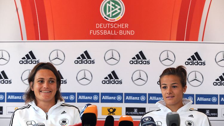 Routinier und junges Küken: Torhüterin Sabine Angerer mit Jung-Nationalspielerin Lena Lotzen.