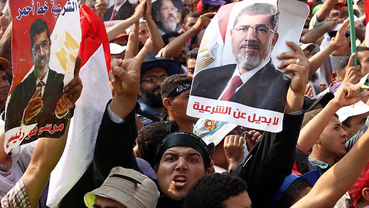 Anhänger des gestürzten Präsidenten Mohammed Mursi demonstrierten im ganzen Land für dessen Rückkehr in sein Amt. Dieses Bild entstand vor einer Moschee in Kairo. 
