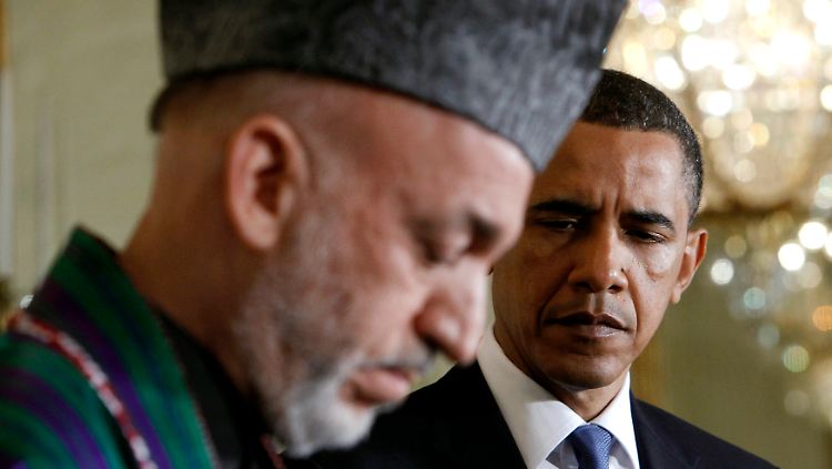 Karsai (l.) fühlt sich hintergangen, weil die US-Regierung mit den Taliban verhandelt hat.