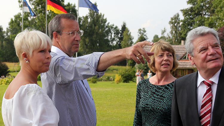 Präsident Ilves und seine Frau Elvira (l) zeigen Bundespräsident Gauck und dessen Lebensgefährtin Daniela Schadt ihren Sommersitz in Ärma Talu.