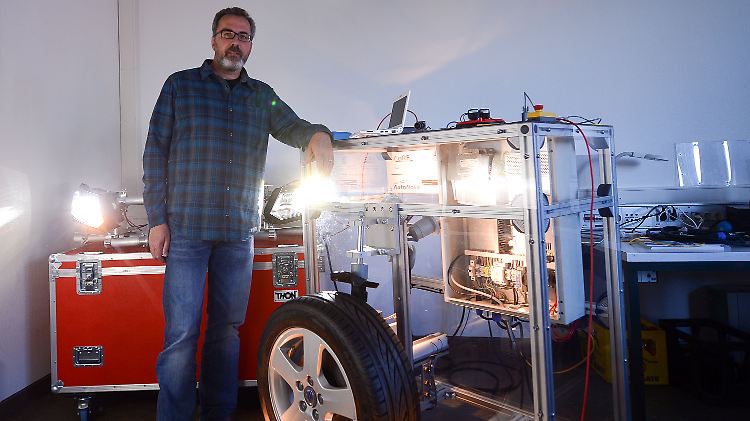 Informatik-Professor Franz Korf mit seinem Versuchsaufbau zur Anwendung von Ethernet-Kabeln in Autos.