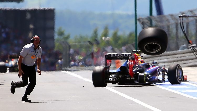 Vorsicht, fliegender Reifen: Das rechte Hinterrad von Mark Webbers Red Bull macht sich selbstständig.