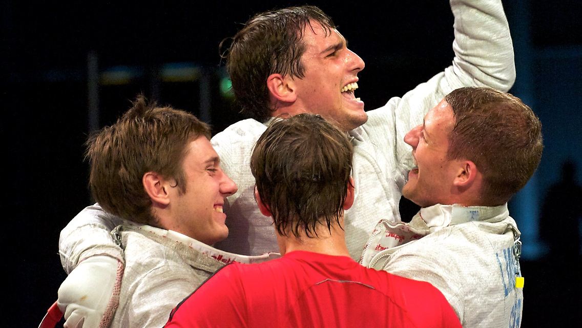 Der Deutsche Björn Hübner, Mitte, jubelt als Schlussfechter nach dem Sieg gegen den Russen Yakimenko bei der Europameisterschaft in Leipzig.