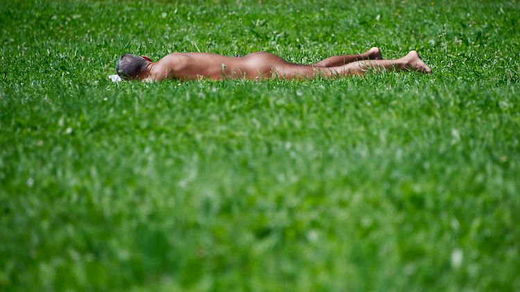 Mithilfe der Sonne kann der Körper Vitamin D herstellen.