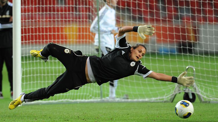 Alles im Griff: DFB-Torhüterin Nadine Angerer ist mit ihrer Routine unersetzlich im DFB-Team - und mit ihrer Klasse auch.