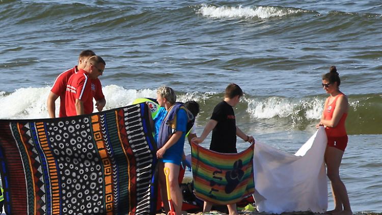 Rettungskräfte versuchen auf Usedom vergeblich einen Mann nach einem Badeunfall zu reanimieren.