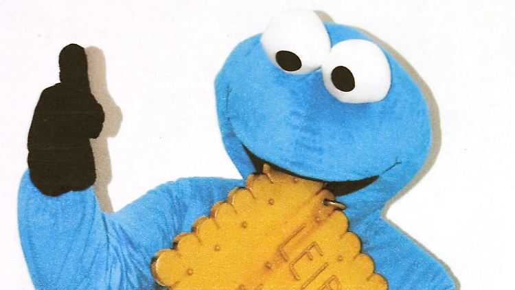 Als Krümelmonster verkleidet posiert ein Täter mit dem Keks.