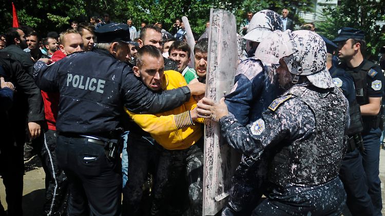 Nicht bei allen Kosovo-Albanern kommt die Amnestie gut an - im Bild Demonstranten in der Hauptstadt Pristina im Juni.