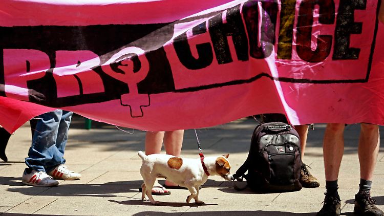 Dem Gesetz vorausgegangen waren Massenproteste beider Lager - im Bild ein Plakat von Abtreibungsbefürwortern.