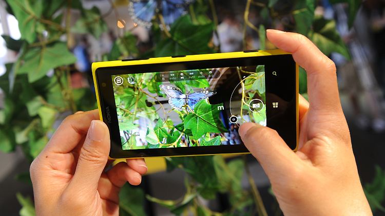Bei jeder Aufnahme entstehen zwei Fotos: Eins mit dem vorgewählten Zoom, das in 5 Megapixel-Auflösung gespeichert wird. Ein zweites wird mit den vollen 41 Megapixeln abgelegt.