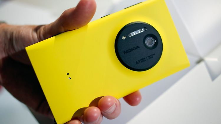 Sieht aus wie eine Kamera, ist aber ein Smartphone: das Lumia 1020. Tester loben die intuitive Bedienbarkeit.