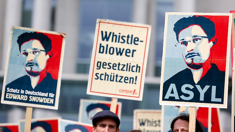 Snowdens Portrait ist mittlerweile auf vielen Protesten - hier in Berlin - gegen die Datenschnüffelei der NSA präsent.