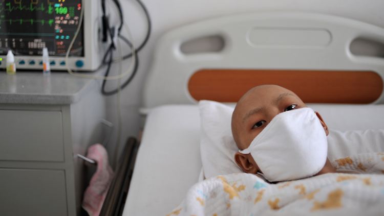 Bisherige Leukämietherapien waren mit zahlreichen Nebenwirkungen, wie Schwächung des Immunsystems und Haarausfall verbunden.