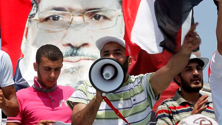 Die Muslimbrüder fordern, dass Mohammed Mursi freikommt und wieder die Regierungsgeschäfte übernimmt.