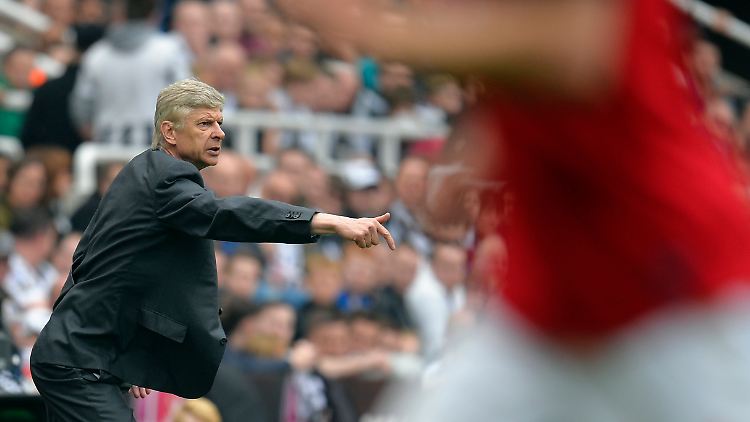Arsene Wenger steht auch nach 17 Jahren noch mit Leidenschaft an der Seitenauslinie.