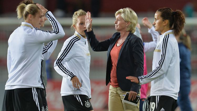 Auf geht's, Mädels! Bundestrainerin Silvia Neid ist trotz Auftakt-Remis zuversichtlich.