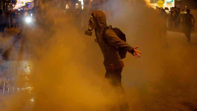 Eine Tränengaswolke umhüllt den gut vorbereiteten Demonstranten auf dem Istiklal-Boulevard unweit des Taksim-Platzes.