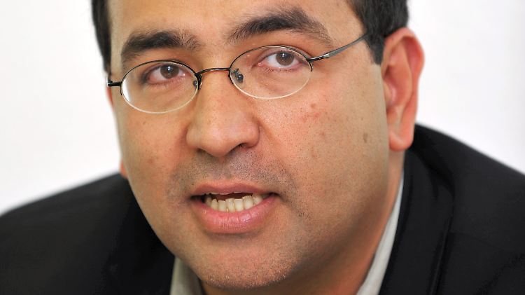 Der Politiker Omid Nouripour lästert über Bushido und sagt, er könne besser rappen.