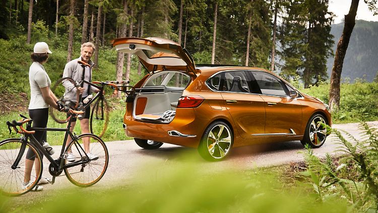 Zwei Räder passen in den Kofferraum des BMW Active Tourer Outdoor, beim Verstauen hilft ein Kran.