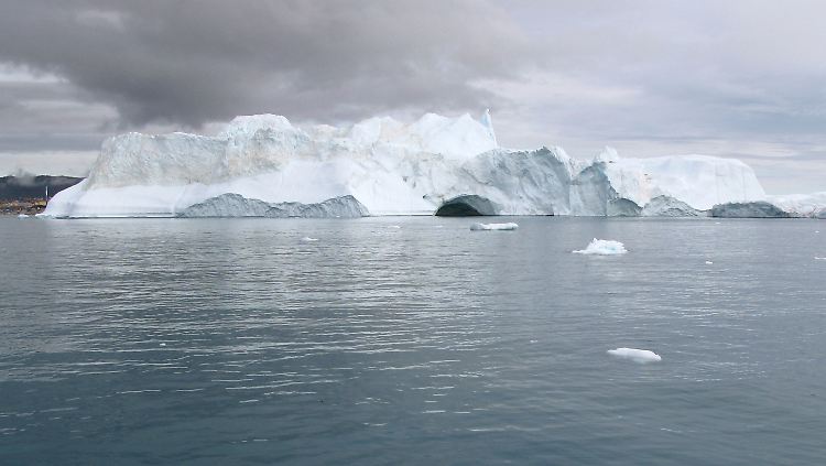Die Grönlandsee liegt zwischen Grönlands Ostküste, Islands Nordküste, Jan Mayen und Spitzbergen und ist ein Nebenmeer des Arktischen Ozeans.