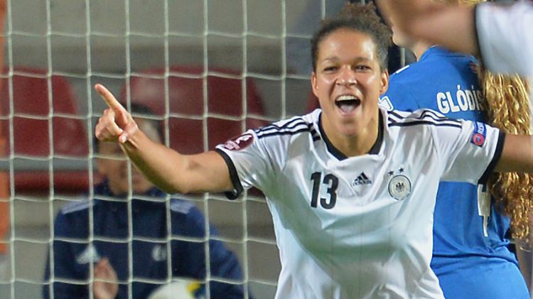 Celia Okoyino da Mbabi feiert ihren Treffer zum 2:0.
