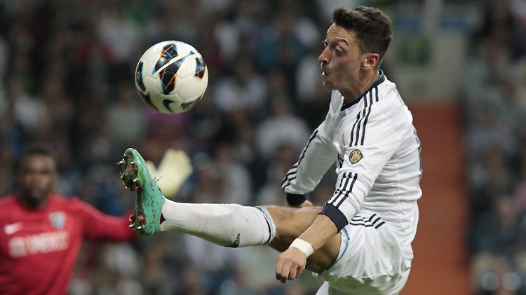 Ballakrobat Özil wird sich in der kommenden Saison gegen enorm starke Konkurrenten durchsetzen müssen.