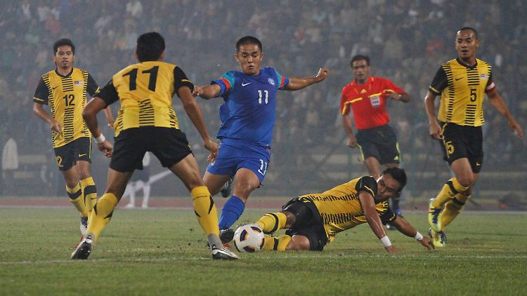 Die Abwehr von Malaysia vermag Sunil Chhetri noch auszutanzen. In der Bundesliga würde es aber etwas schwieriger werden.