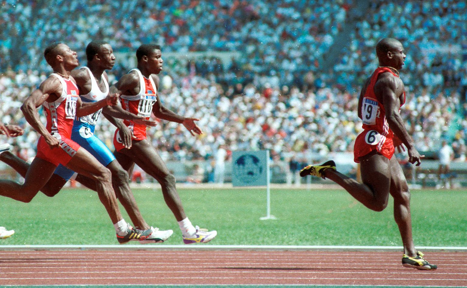 100 Meter, 9,79 Sekunden - bei den Olympischen Spielen von 1988 in Seoul läuft Ben Johnson mit persönlicher Bestzeit allen davon. Auffällig ist aber nicht nur sein Lauf. Der Kanadier jamaikanischer Abstammung ist für einen damaligen Sprinter außergewöhnlich muskulös. Ein Schelm, wer Böses dabei denkt.