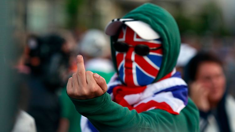 Einige pro-britische Protestanten reagierten aggressiv auf die Routenänderung.