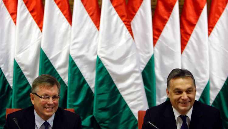 Ungarns Nationalbankchef Gyorgy Matolcsy (l.) und Ministerpräsident Viktor Orban (r.) sind keine Freunde des IWF.