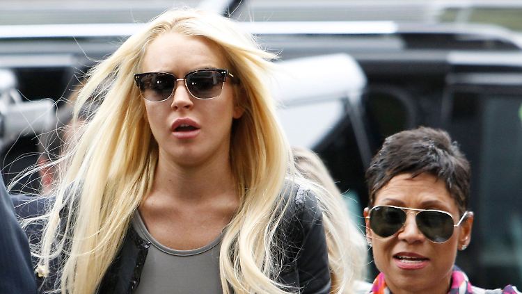 Ab ins Kästchen: Lohan bei ihrem Haftantritt.