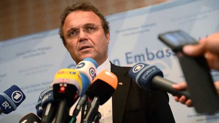 Friedrich zeigt sich vor der Presse eher wortkarg.