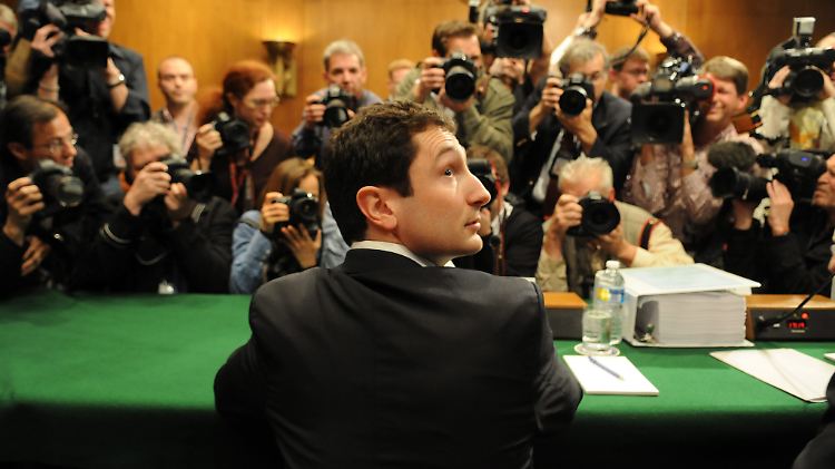 Fabrice Tourre im Jahr 2010 vor dem Untersuchungsausschuss des US-Senats: Der Ex-Goldman-Banker steht nun selbst vor Gericht.