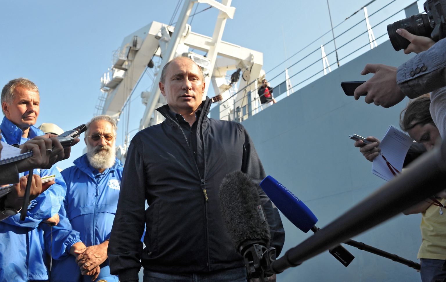 Es ist Sommer in Russland und der russische Präsident Wladimir Putin unternimmt einen Ausflug. Er reist an den Finnischen Meerbusen. Dort liegt ein Schiffswrack - wie geschaffen für einen Auftritt als "Super-Putin".