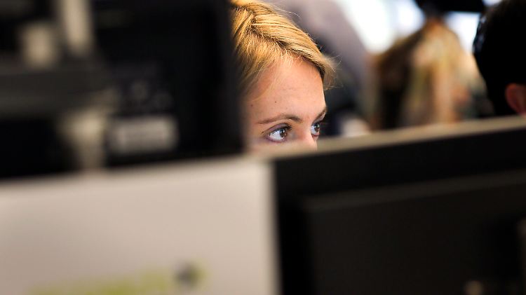 Alle vier Wochen bitten ZEW-Mitarbeiter Großanleger und andere Finanzmarktprofis um ihre Einschätzung zu Lage und Erwartung.