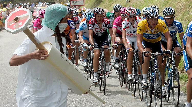 Der Verdacht fährt immer mit: Anti-Doping-Protest bei der Tour de France 2005.