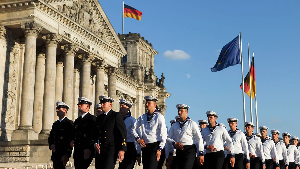 Die Rekruten marschieren zu ihrem Gelöbnis.