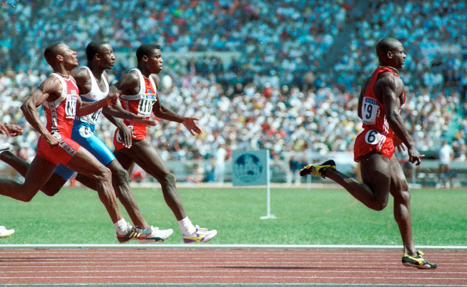 Der Fall Ben Johnson (1988):
Es ist die Mutter aller Doping-Skandale. Bei den Olympischen Spielen in Seoul siegt der kanadische Sprintstar Ben Johnson im 100-Meter-Finale in der Weltrekordzeit von 9,79 Sekunden. In Johnsons Urinprobe wird das Steroid Stanozolol nachgewiesen, er verliert Gold und Rekord. 