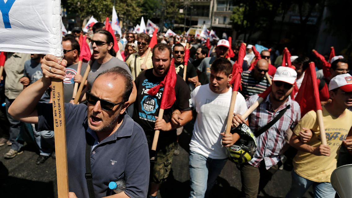 2013-07-16T093022Z_2019522384_GM1E97G1CHI01_RTRMADP_3_GREECE-STRIKE.JPG2338758040002614809.jpg