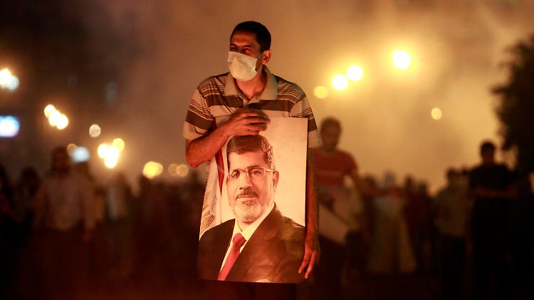 Für ihren gestürzten Präsidenten gehen Zehntausende Mursi-Anhänger auf die Straße.