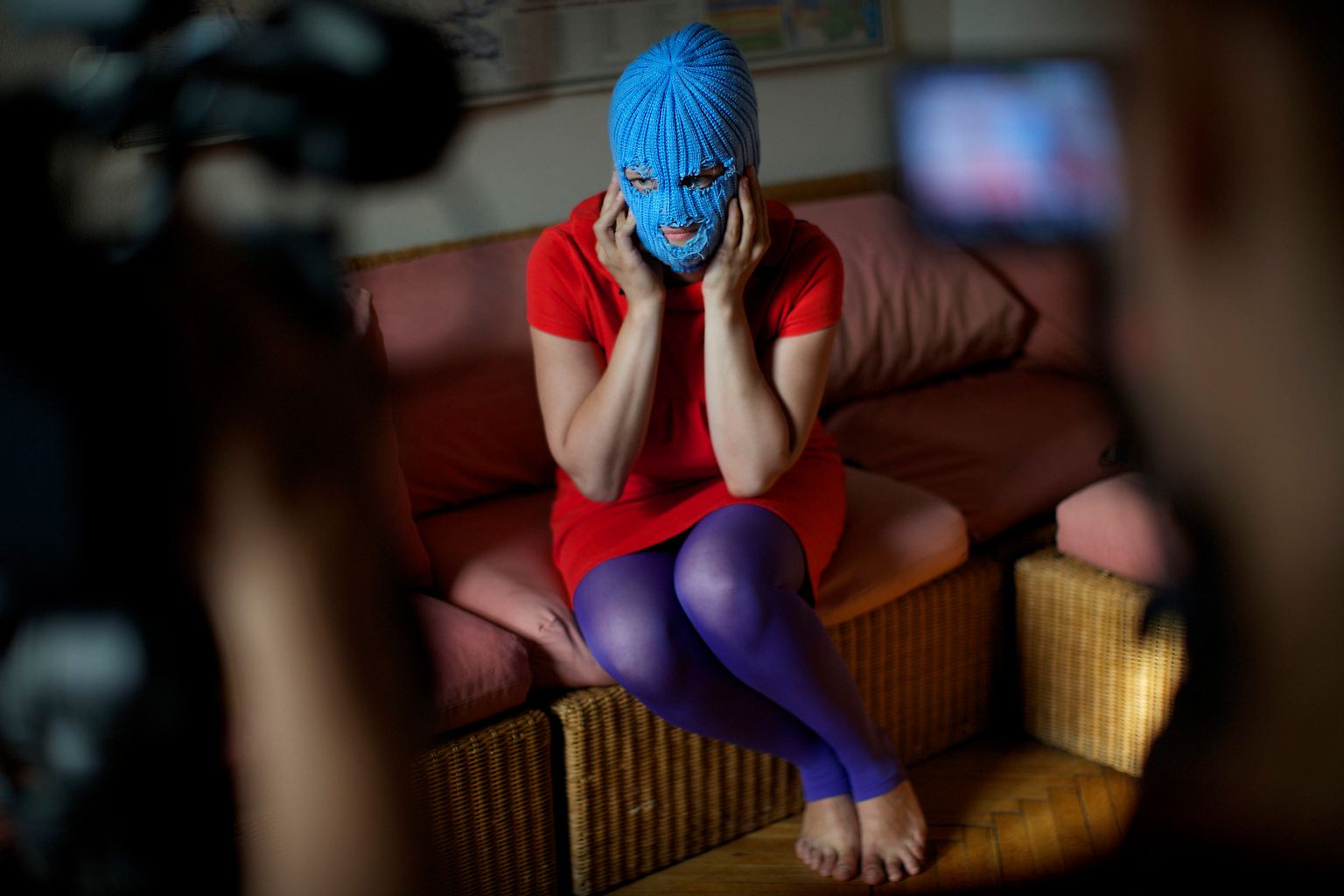 Die jungen Frauen mit den Masken sind zurück. In einem Gespräch mit Reportern stellt sich Pussy-Riot-Mitglied Grelka den Fragen.