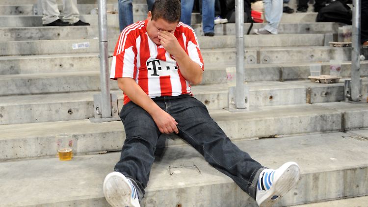 Männer weinen vergleichsweise selten. Doch wenn ihr Fußballverein mal verliert, können selbst ihnen die Tränen kommen.